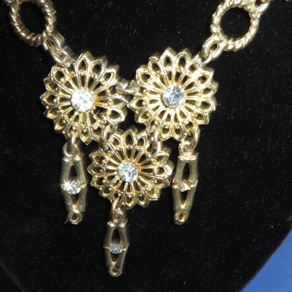 Pretty Gold toned flower necklace crystal center - Picture 6 of 8